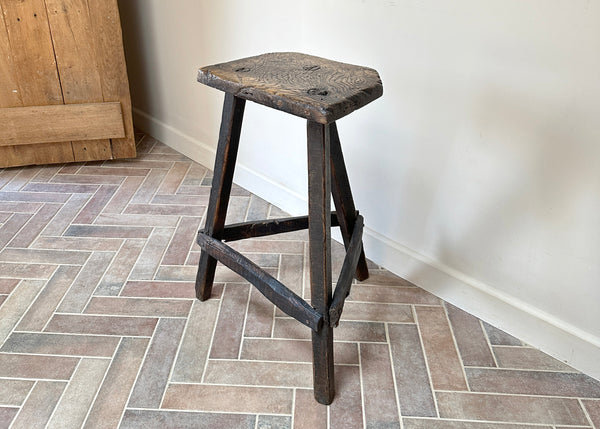 Elm Cutlers Stool, Vernacular